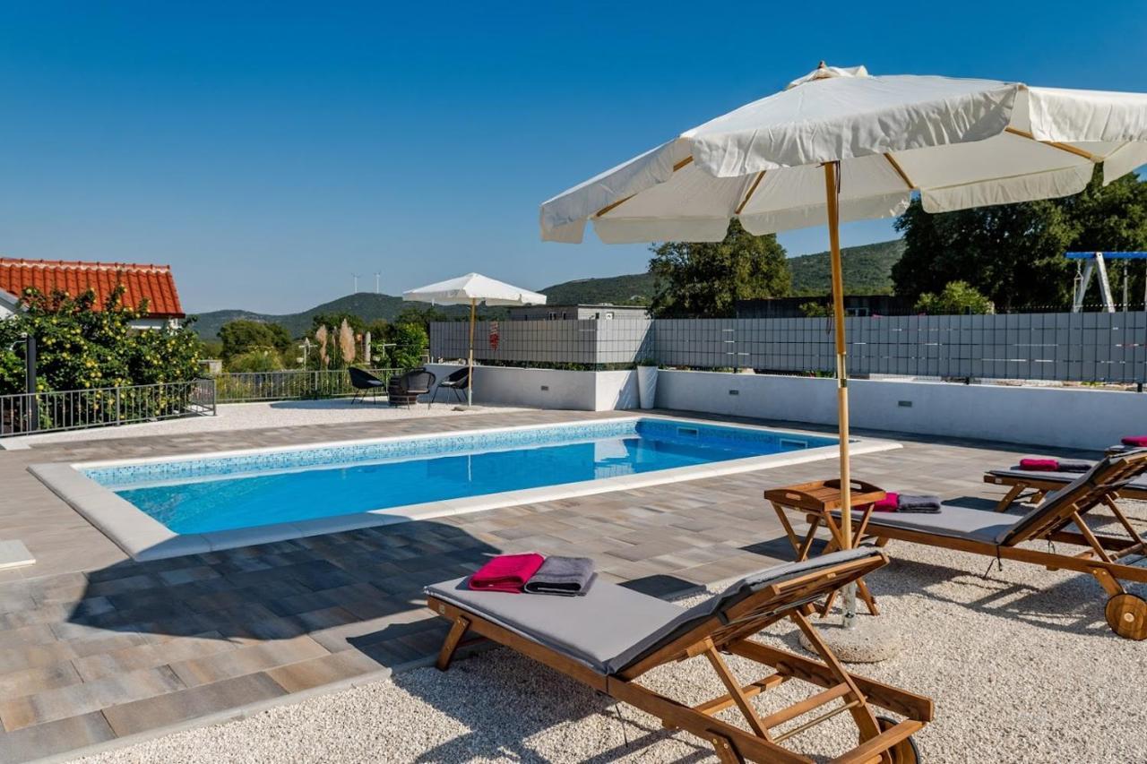 House Camellia With Fenced Pool And Playground Villa Blizna Donja Exteriör bild