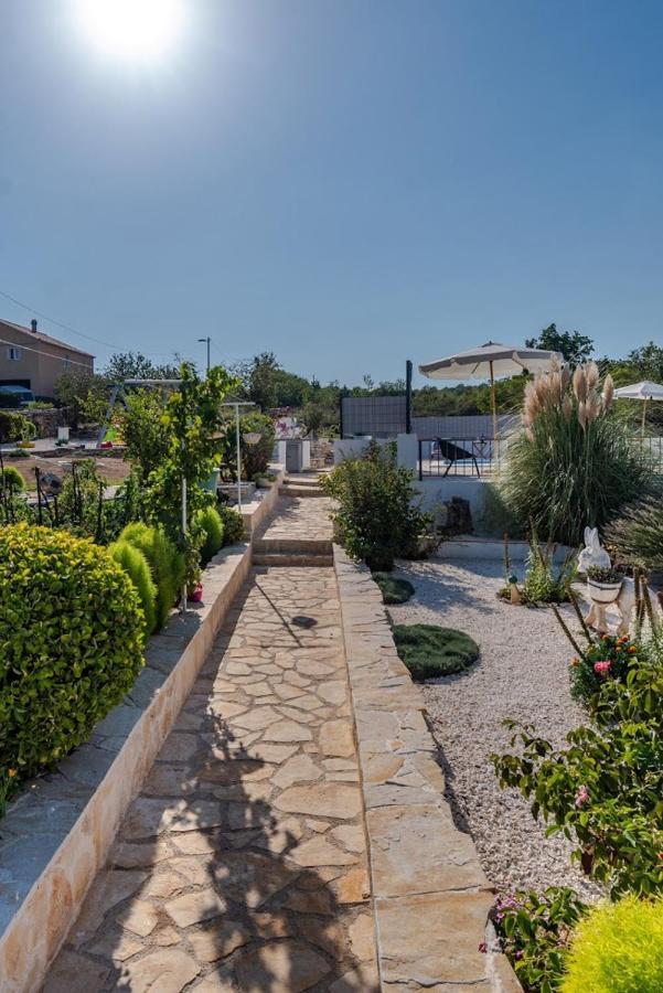 House Camellia With Fenced Pool And Playground Villa Blizna Donja Exteriör bild
