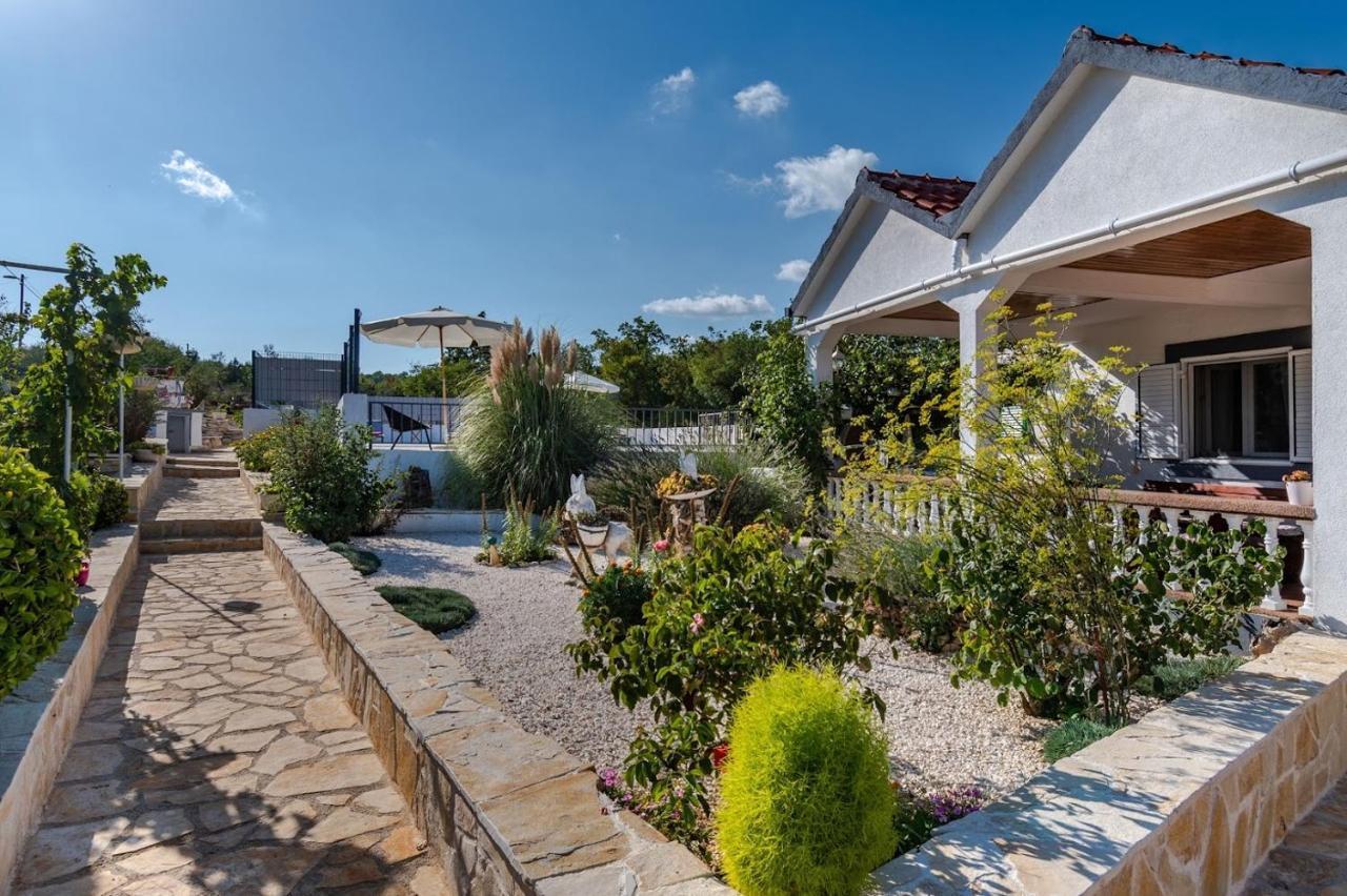House Camellia With Fenced Pool And Playground Villa Blizna Donja Exteriör bild