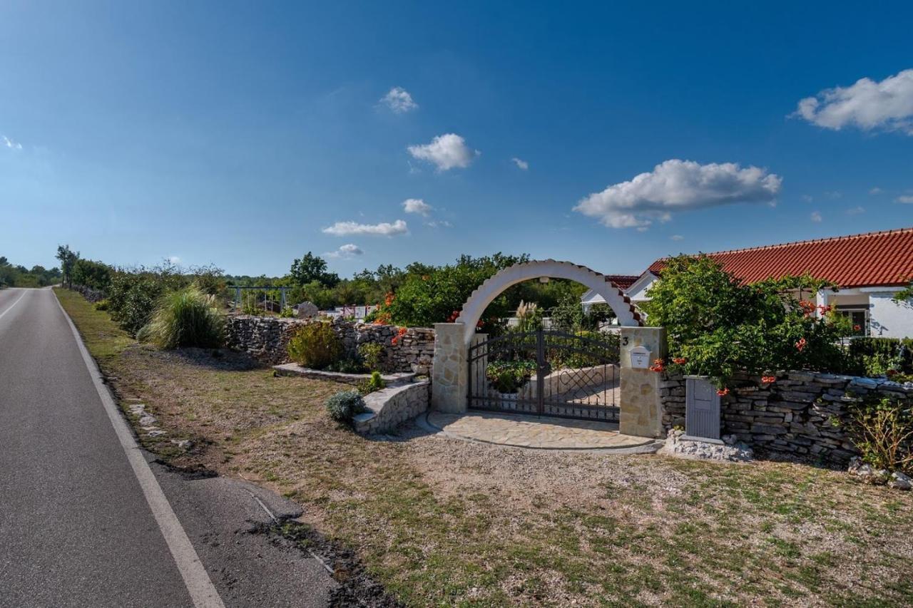 House Camellia With Fenced Pool And Playground Villa Blizna Donja Exteriör bild