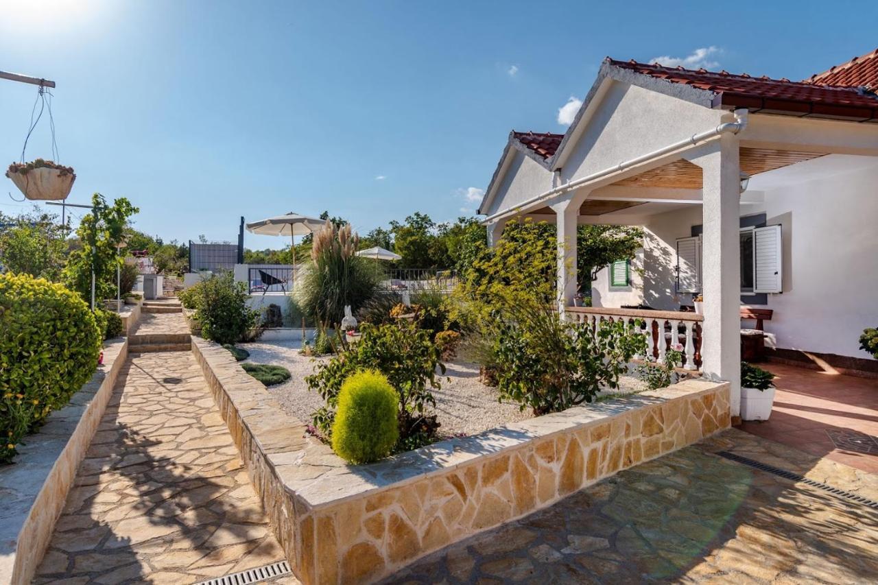 House Camellia With Fenced Pool And Playground Villa Blizna Donja Exteriör bild
