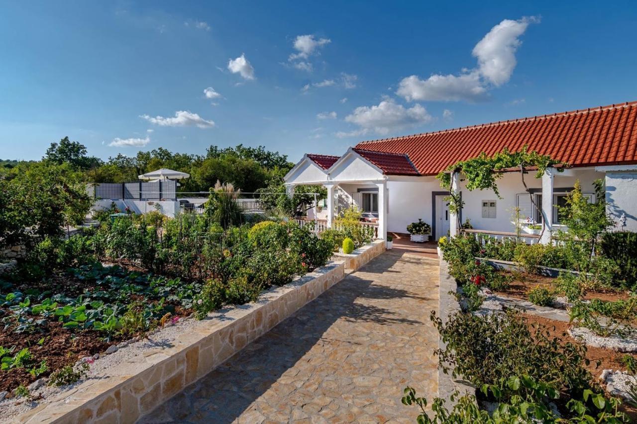 House Camellia With Fenced Pool And Playground Villa Blizna Donja Exteriör bild