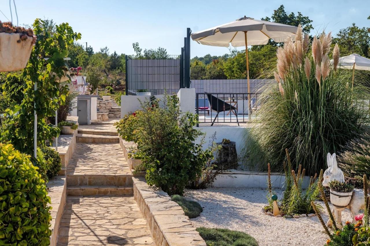 House Camellia With Fenced Pool And Playground Villa Blizna Donja Exteriör bild