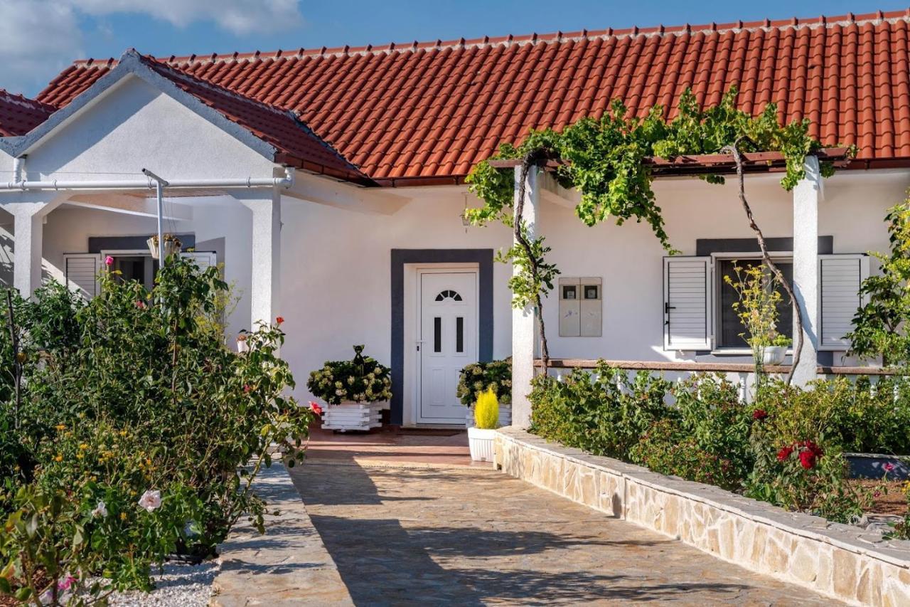 House Camellia With Fenced Pool And Playground Villa Blizna Donja Exteriör bild